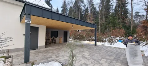 Nadstrešek pred vhodom