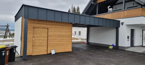 Karport s pločevinasto streho