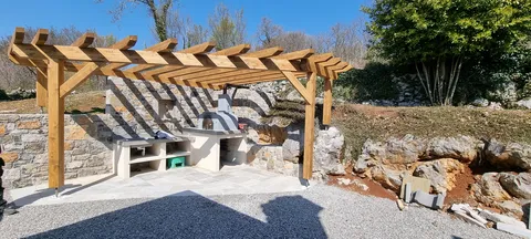Pergola z zunanjo kuhinjo