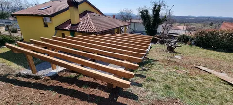 Lesena terasa pri hiši