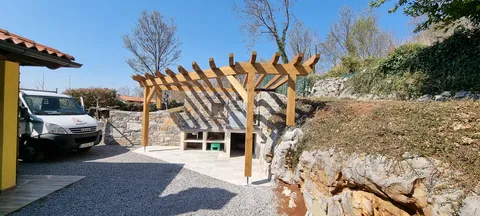 Pergola z zunanjo kuhinjo