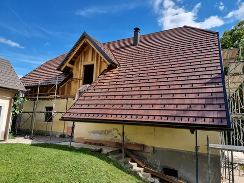 Nova streha na obnovljeni hiši