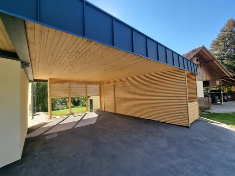 Sodobni karport z leseno fasado