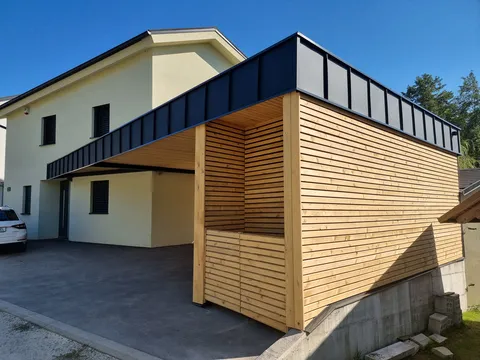 Karport z leseno fasado