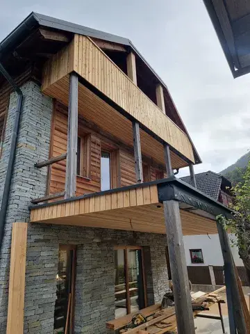 Lesena fasada z balkonom