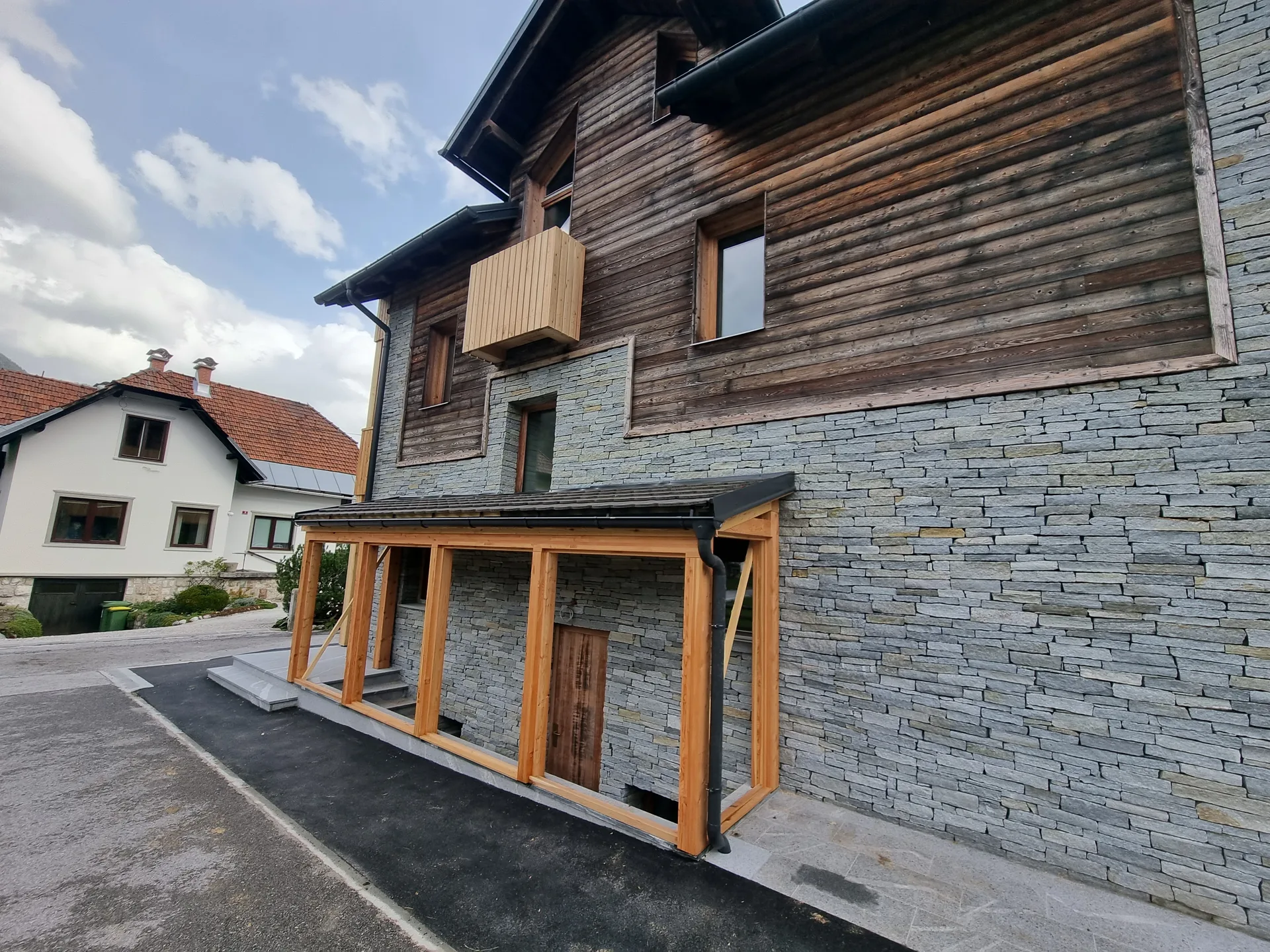 Lesena fasada in kamnita podzidava