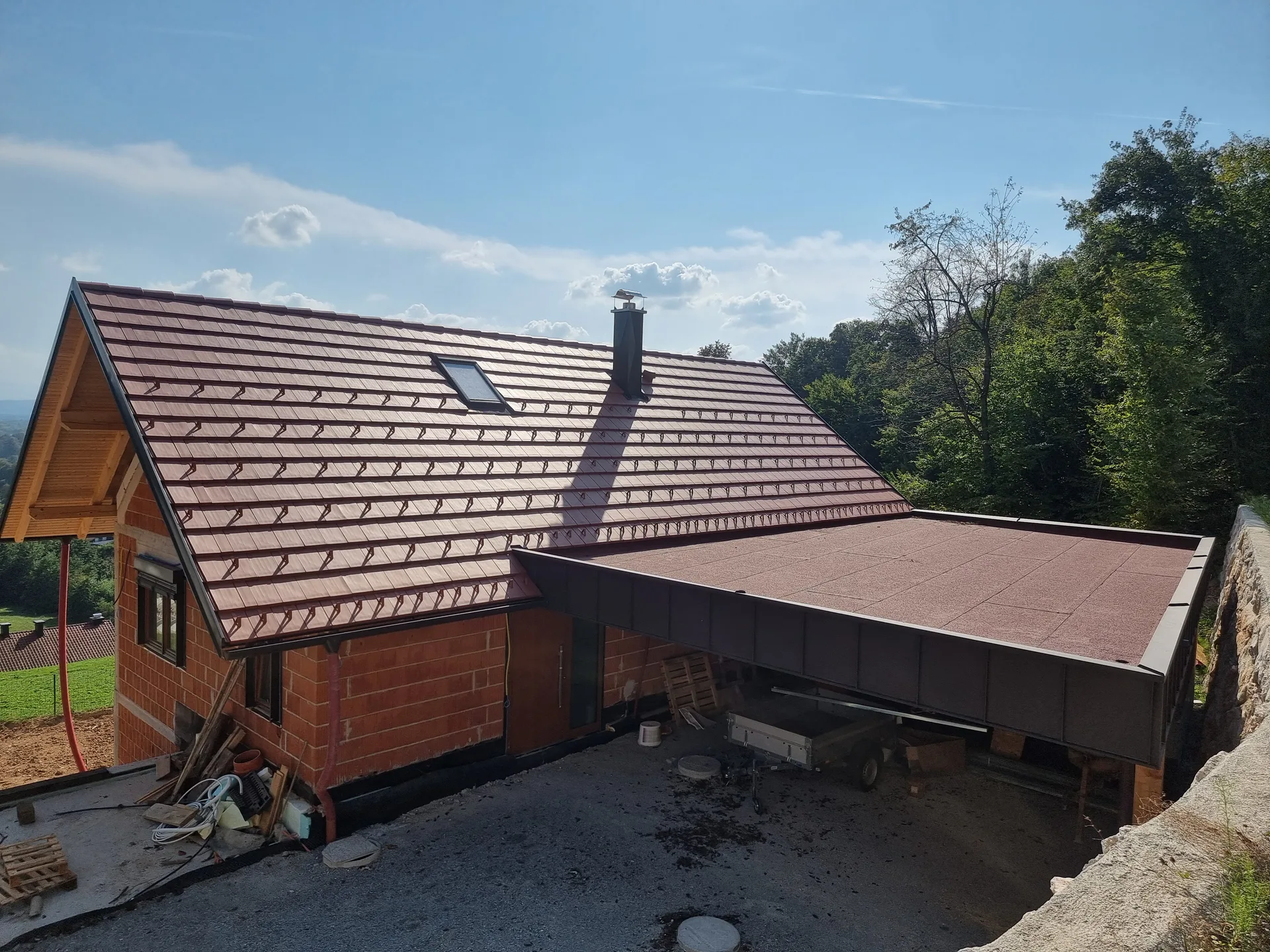 Krovstvo, dokončana streha s kritino in nadstreškom