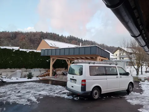 Karport ob hiši