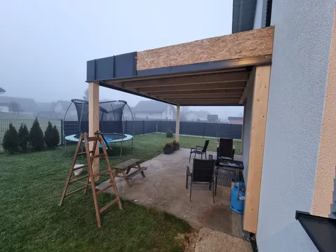 Karport ob hiši