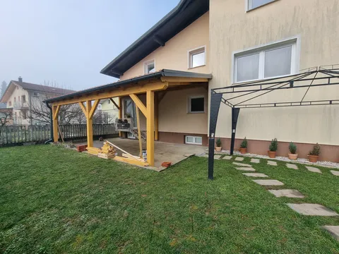 Pergola ob hiši