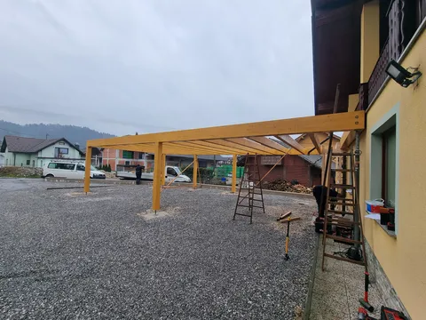 Pergola ob hiši