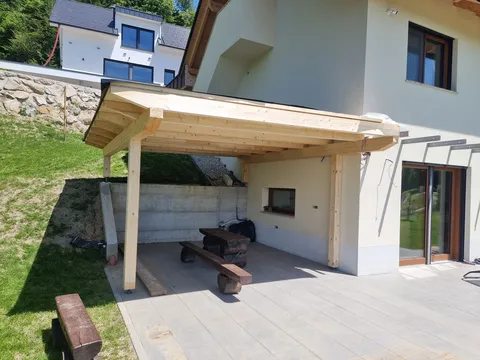 Lesen nadstrešek nad teraso