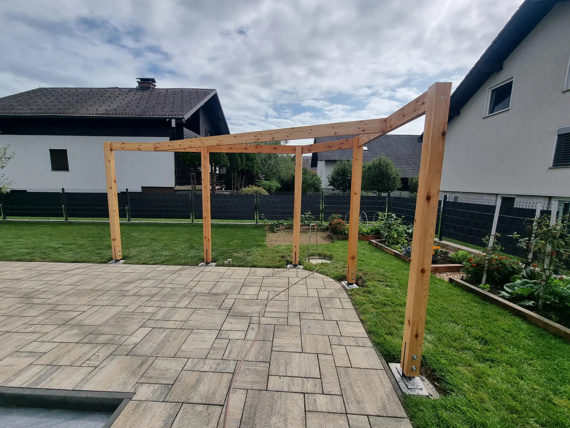Lesena pergola na vrtu