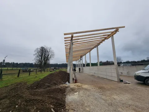 Lesena konstrukcija nadstreška
