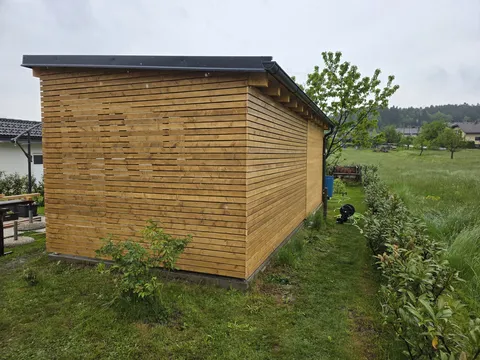 Lesena hiška z leseno fasado