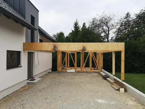 Lesena konstrukcija nadstreška