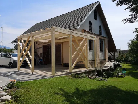 Nadstrešek ob hiši
